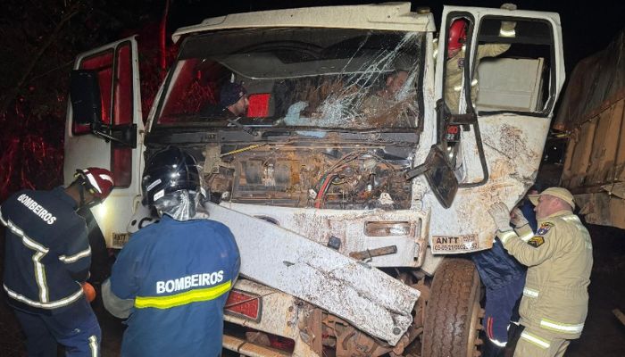 Foto - Catve Rio Bonito - Grave acidente entre caminhões mobiliza equipes de resgate